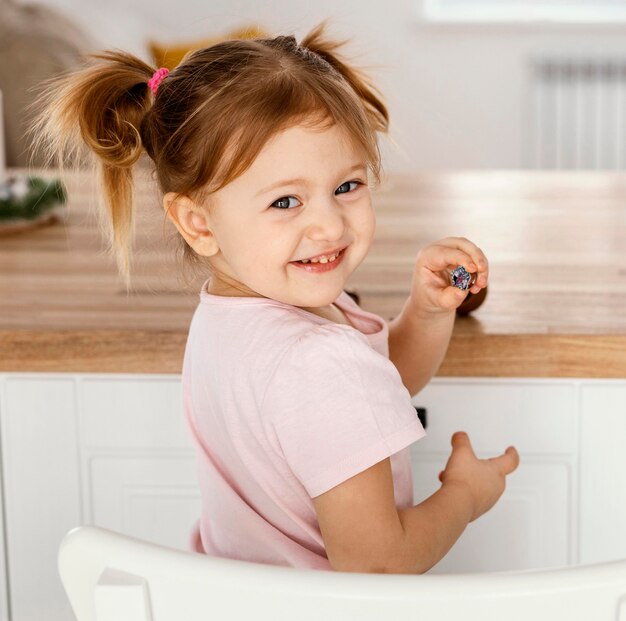 Jolie petite fille à la maison