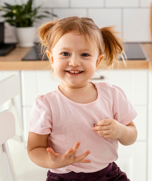 Jolie petite fille à la maison