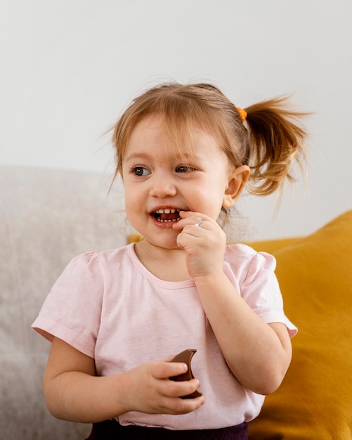 Photo gratuite jolie petite fille à la maison