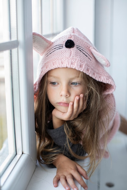 Jolie petite fille portant un pull rose