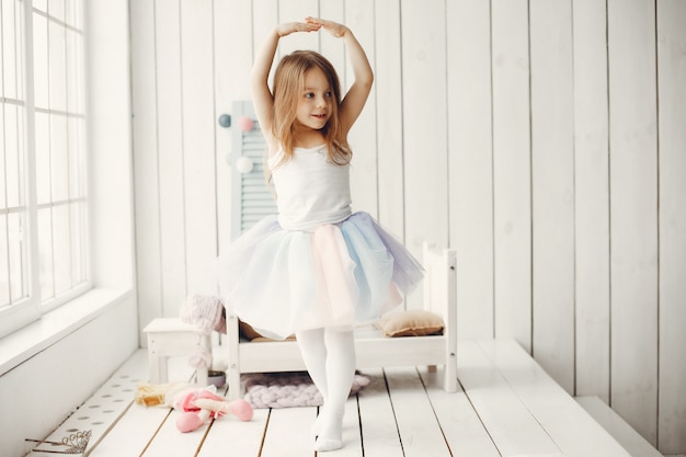 Jolie petite fille qui danse à la maison