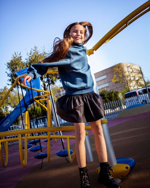 Jolie petite fille s'amusant sur l'aire de jeux