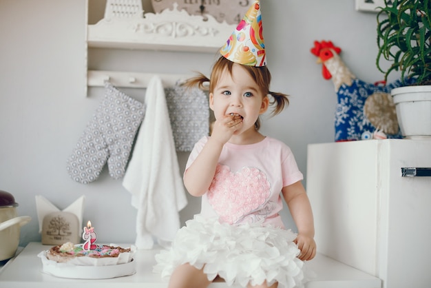 Jolie petite fille s&#39;amuser à la maison