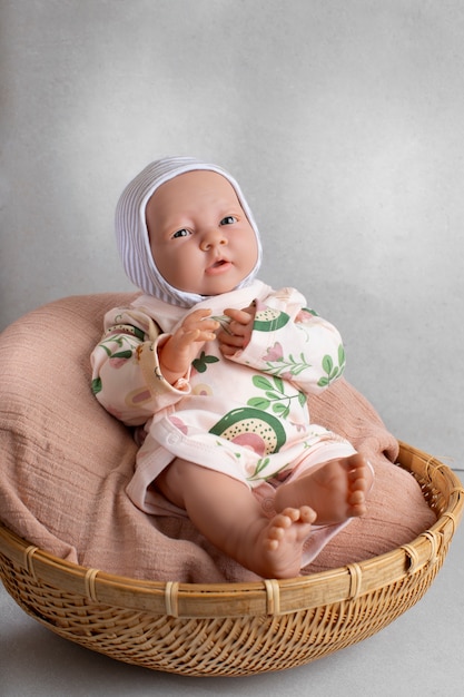 Photo gratuite jolie poupée pour enfants nature morte