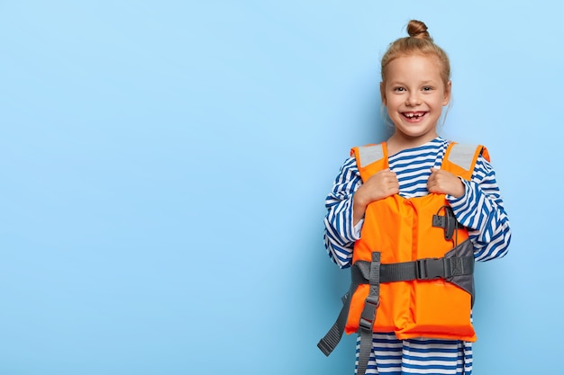 Photo gratuite jolie rousse posant dans sa tenue de piscine