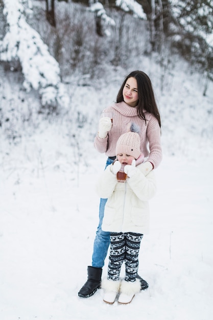 Photo gratuite jolie soeurs avec du thé