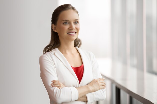 Jolie Sourire d&#39;affaires Femme debout à la fenêtre