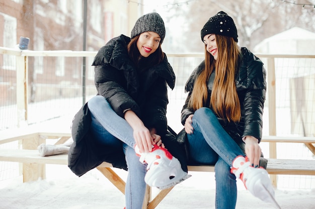 Photo gratuite jolies et belles filles dans un pull blanc dans une ville d'hiver