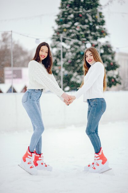 Jolies et belles filles dans un pull blanc dans une ville d'hiver