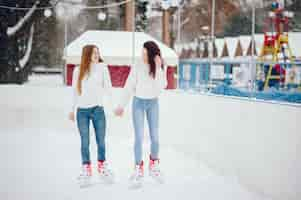 Photo gratuite jolies et belles filles dans un pull blanc dans une ville d'hiver