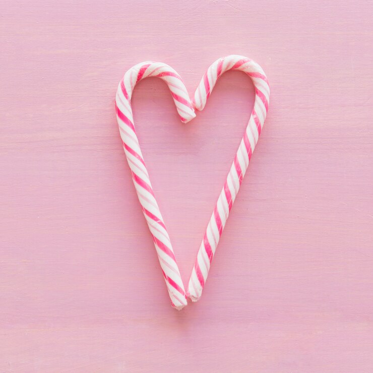 Photo gratuit de jolies cannes de bonbon placées en forme de coeur