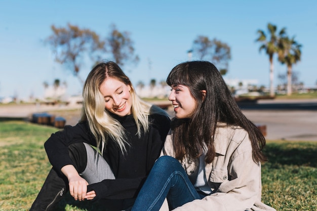 De jolies copines bavardant sur l&#39;herbe verte