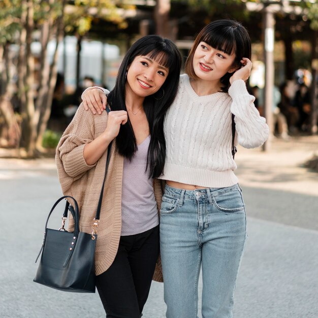 Jolies filles asiatiques ensemble à l'extérieur