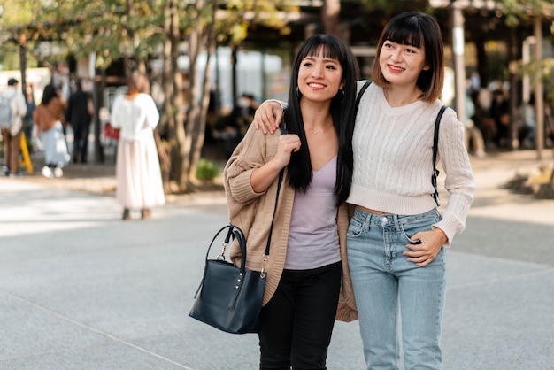 Photo gratuite jolies filles asiatiques ensemble à l'extérieur