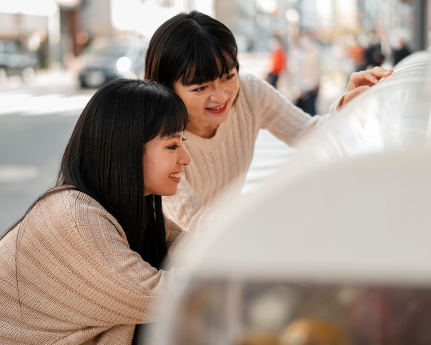 Jolies filles asiatiques faire du shopping ensemble