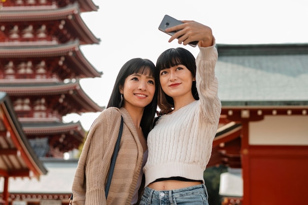 Jolies filles asiatiques prenant un selfie