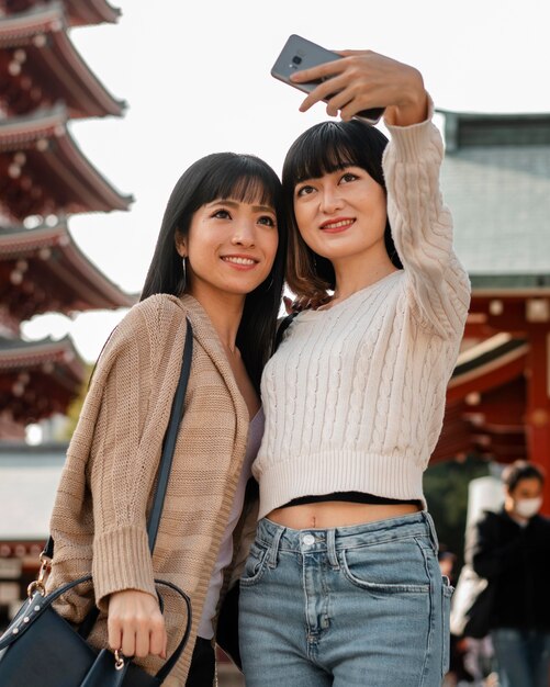 Jolies filles asiatiques prenant un selfie