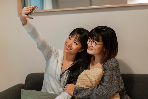 Jolies filles asiatiques prenant un selfie