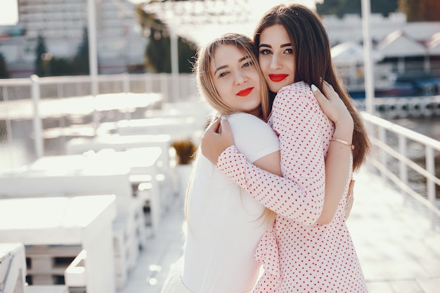 Jolies filles dans un parc d&#39;été