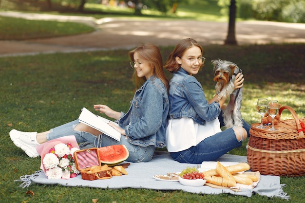 jolies filles dans un parc jouant avec petit chien