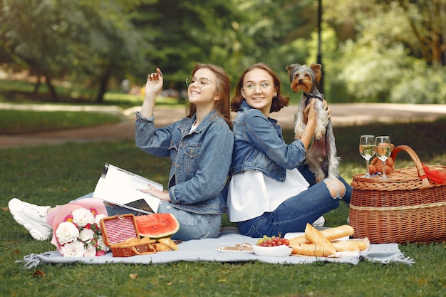 jolies filles dans un parc jouant avec petit chien