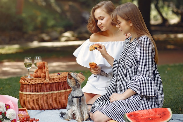 jolies filles dans un parc jouant avec petit chien