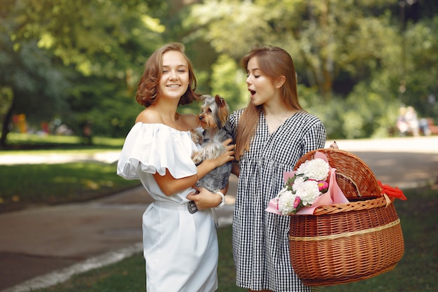 jolies filles dans un parc jouant avec petit chien