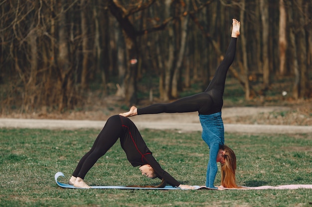 Jolies filles faisant du yoga