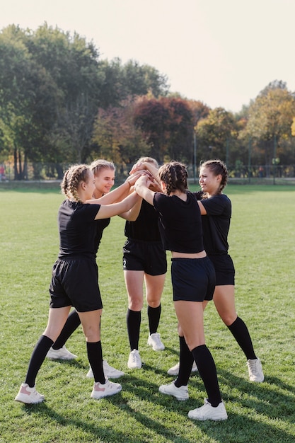 Jolies Filles Mettant Les Mains Ensemble