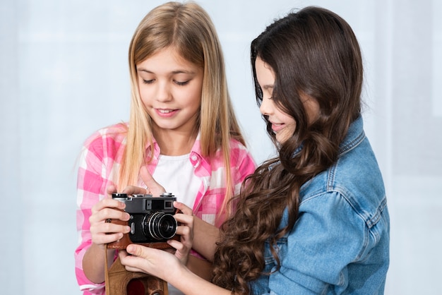 Photo gratuite jolies filles regardant la caméra