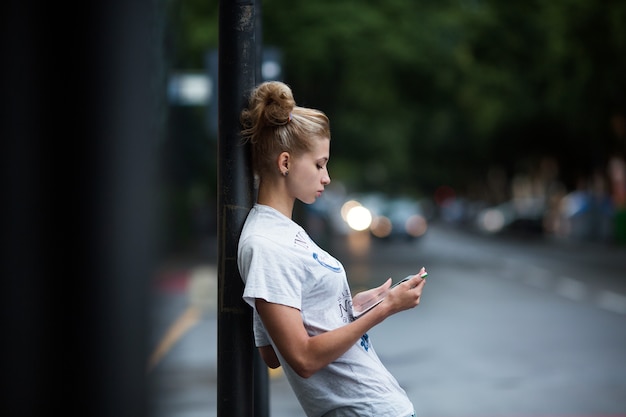 Jolies Filles Avec Tablette Sur Un Arrêt De Bus