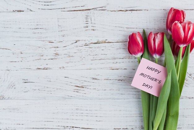 jolies fleurs et une carte pour la fête des mères