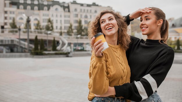 Jolies jeunes filles ensemble à l'extérieur