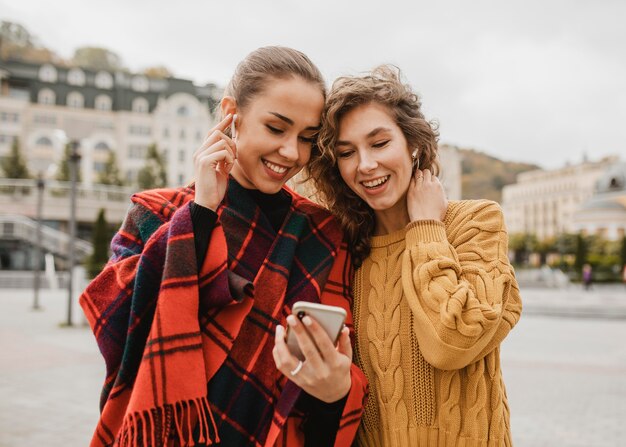 Jolies jeunes filles ensemble à l'extérieur