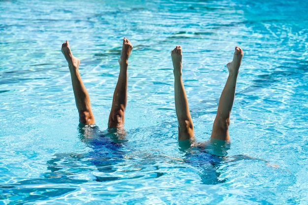 Photo gratuite jolies jeunes filles posant dans l'eau