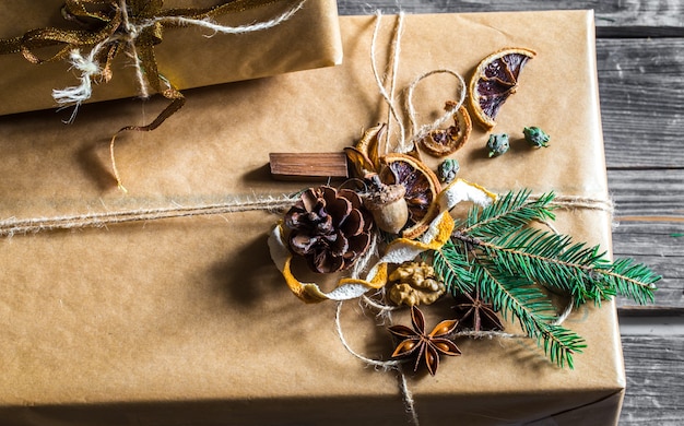 Photo gratuite joliment emballé avec un cadeau sur un mur en bois