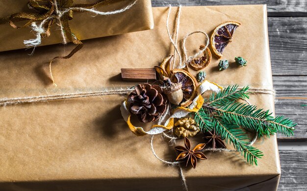 joliment emballé avec un cadeau sur un mur en bois