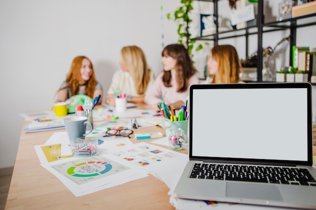 Photo gratuite jolis employés de bureau au bureau