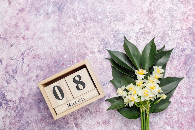 Jonquille blanche jaune, narcisse, fleur de jonquille sur fond clair.la journée de la femme le 8 mars.