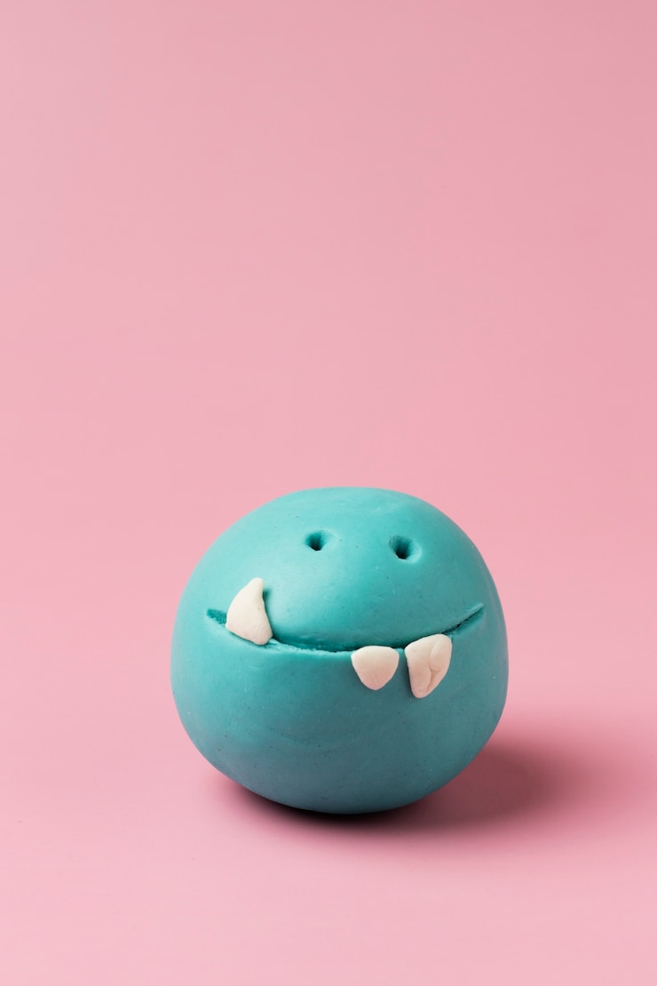 Photo gratuit joue au monstre de la pâte avec des dents