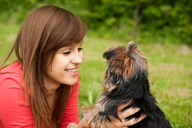 Jouer avec un chiot mignon