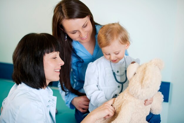 Jouer avec un enfant au bureau du médecin