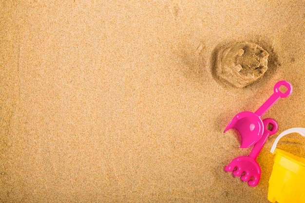 Photo gratuite jouer ensemble près de château de sable