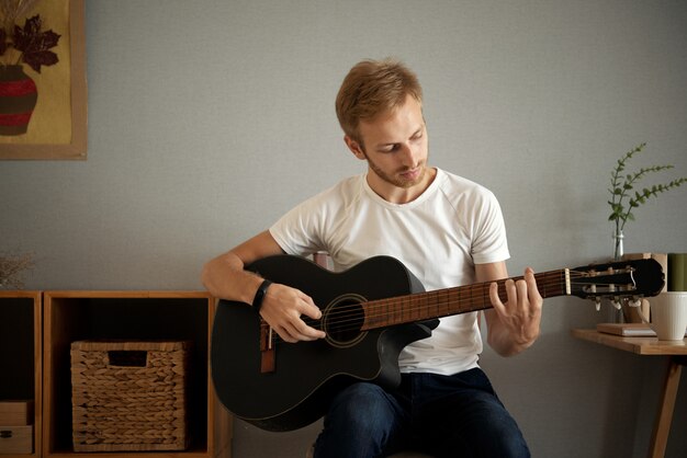 Jouer de la guitare à la maison