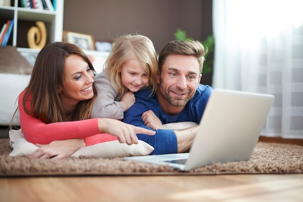 Jouer à des jeux avec ma famille