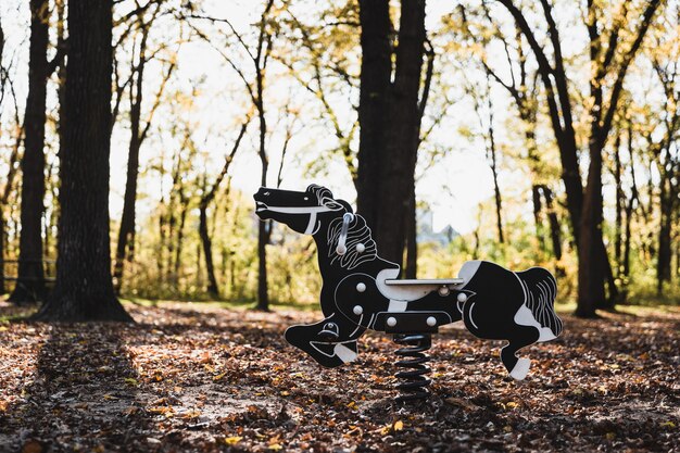 Jouet cheval roking dans le parc