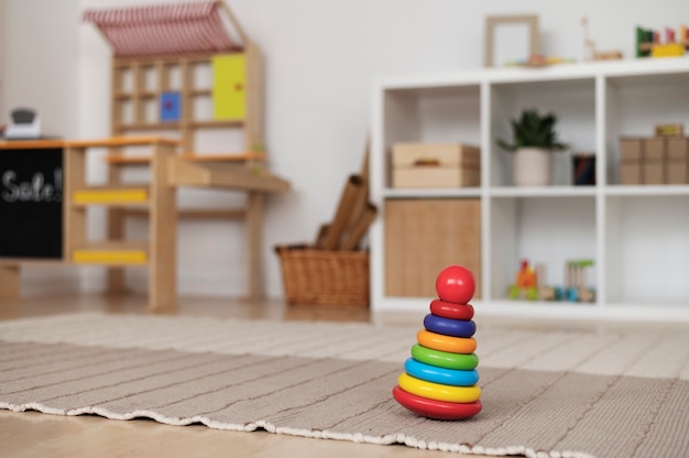 Jouet coloré sur tapis à la maison