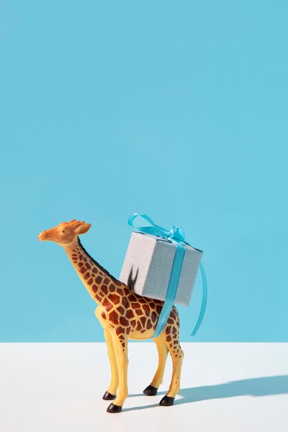 Jouet girafe transportant un cadeau