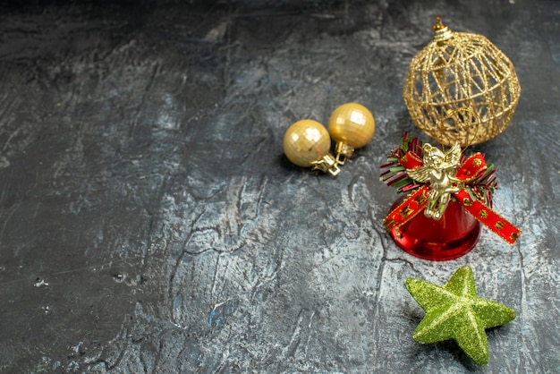 Jouets D'arbre De Noël Vue De Face Avec Cloche Sur Table Gris Clair