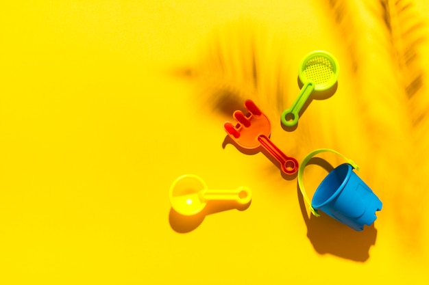 Jouets d&#39;enfants pour bac à sable sur une surface colorée